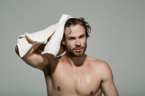 Mann streicht sich Handtuch ber den Kopf