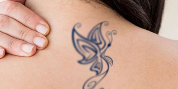 Tattoo im Nackenbereich