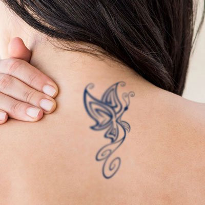 Frau mit Tattoo im Nacken